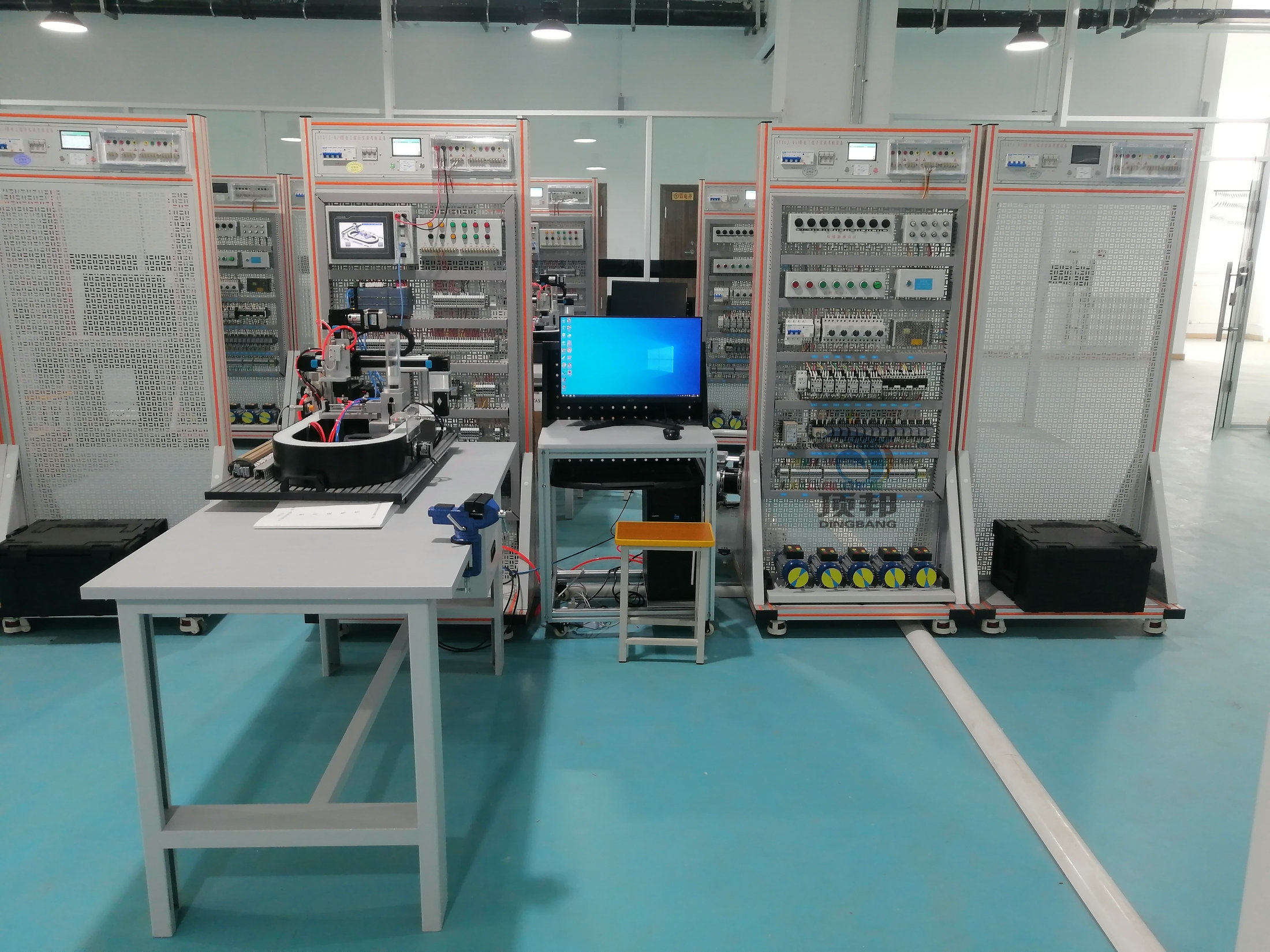 電工綜合實(shí)訓(xùn)考核設(shè)備