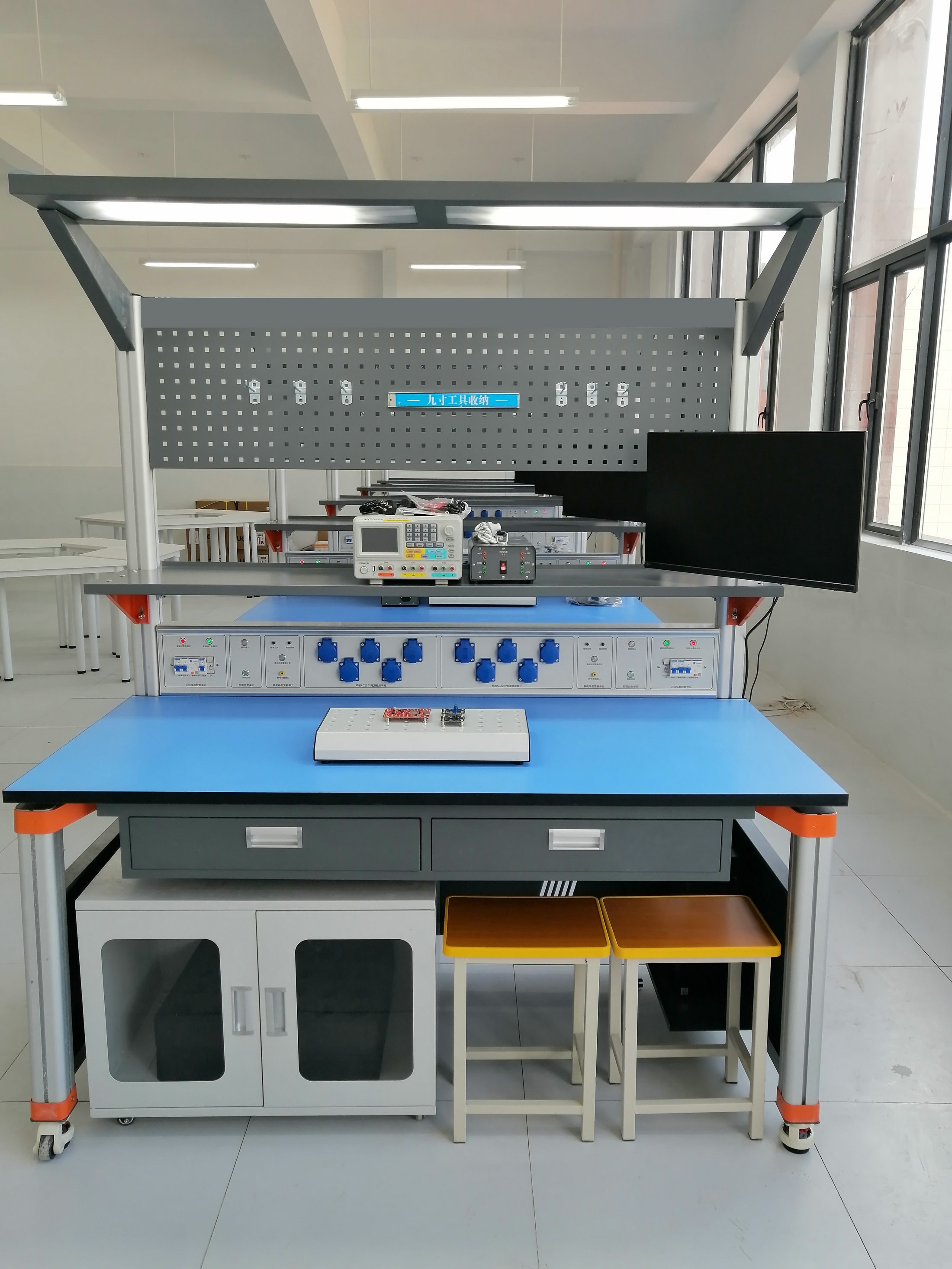 電子技術(shù)創(chuàng)新實(shí)訓(xùn)裝置