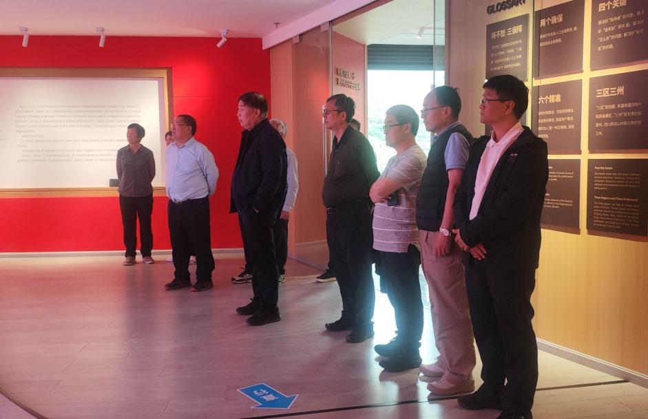 調(diào)研團(tuán)隊(duì)調(diào)研怒江減貧交流中心