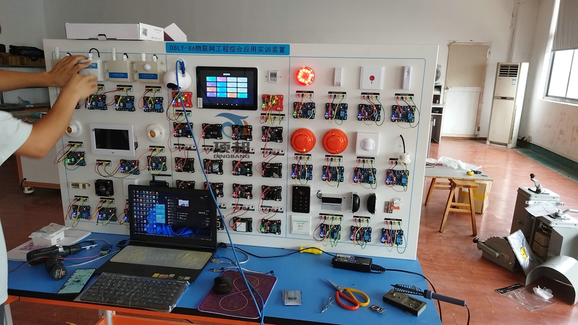 物聯(lián)網(wǎng)工程綜合應(yīng)用實訓(xùn)裝置